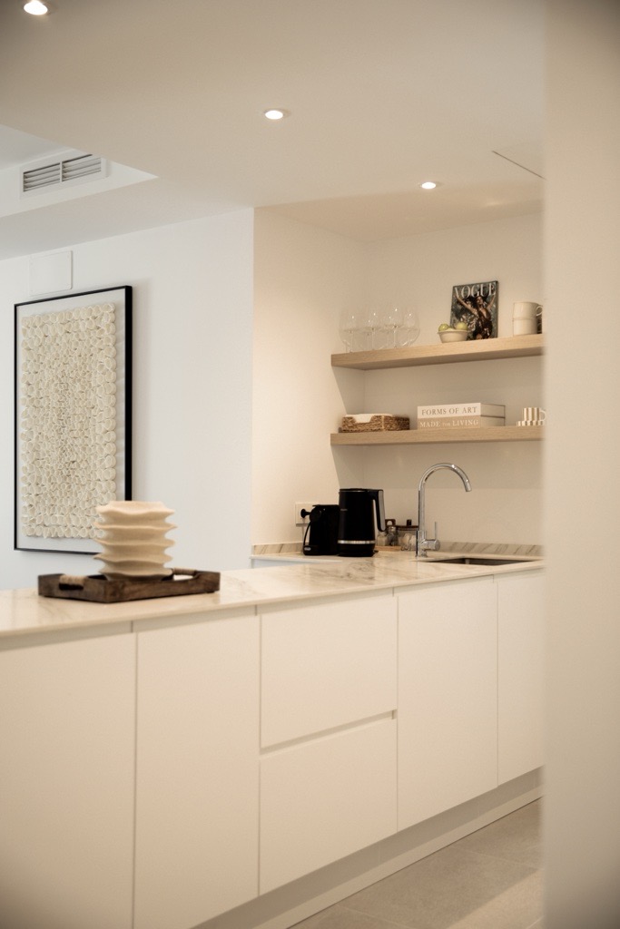 Keukendetail met marmer en koffiehoek