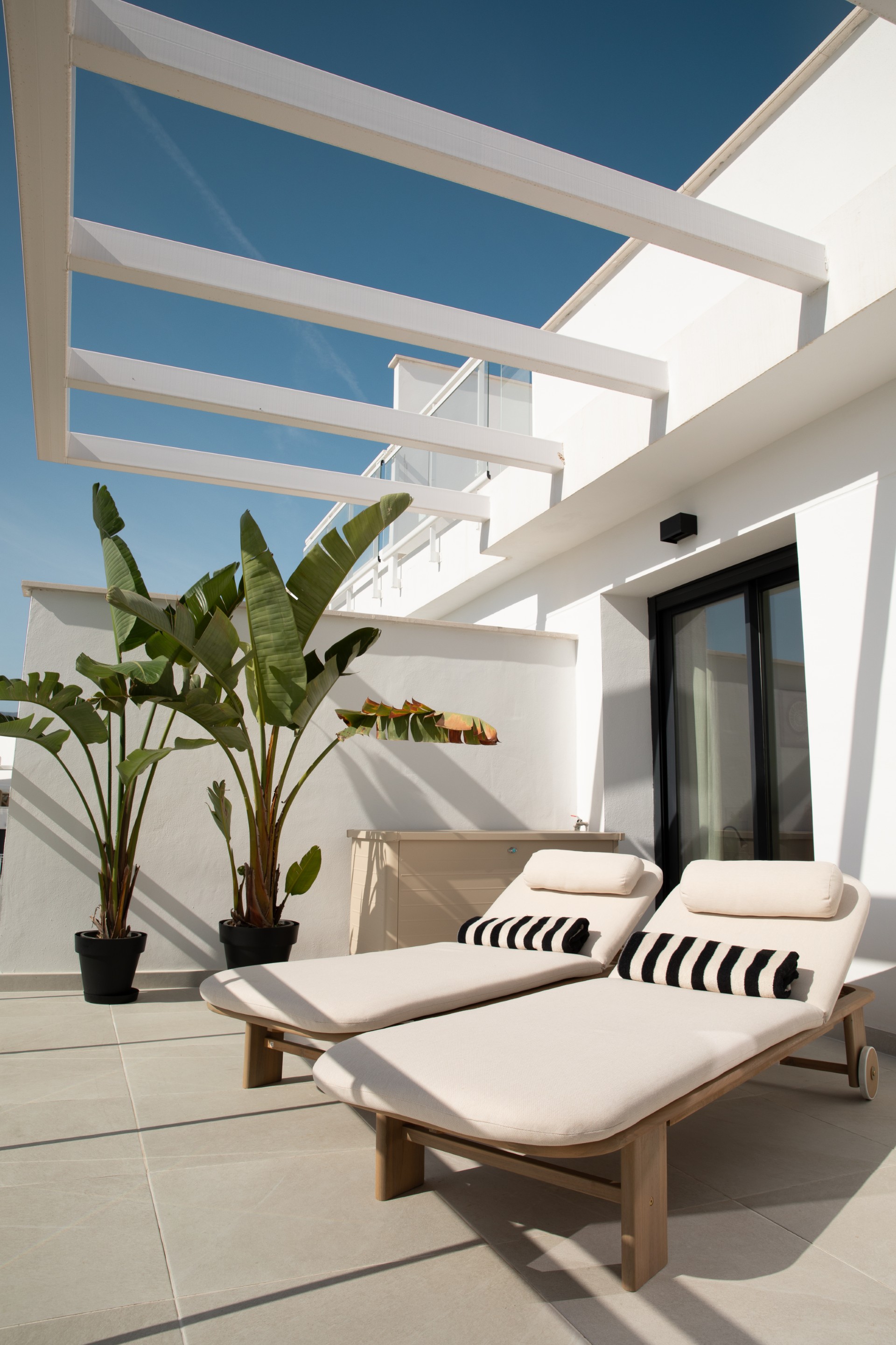 Dakterras met ligbedden en pergola