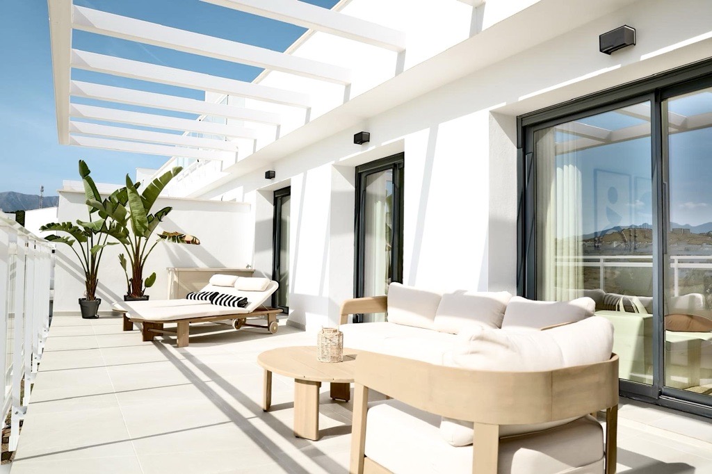 Terras met loungebank en palmen